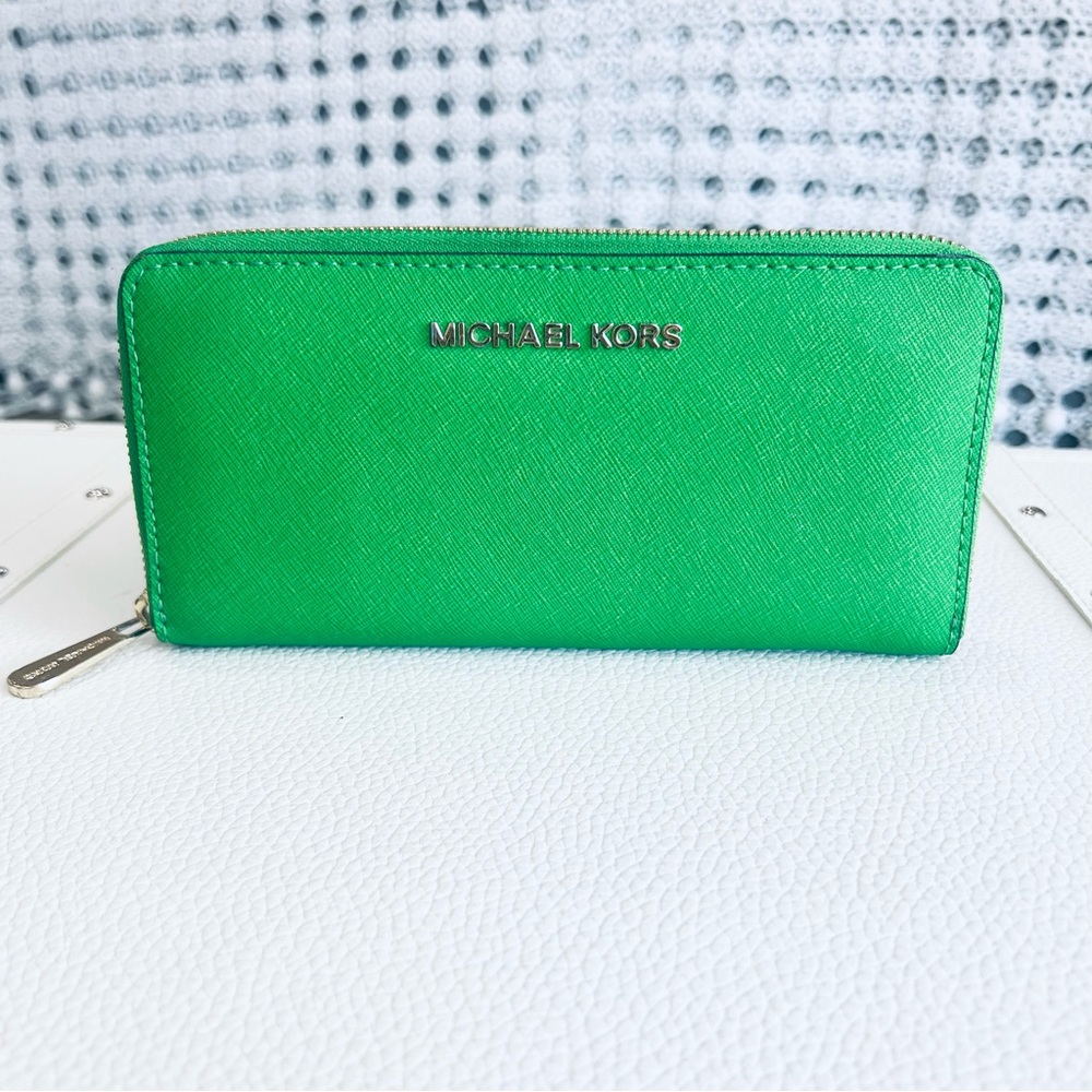 🛑 SOLD 🛑 Michael Kors Jet Set Saffiano Leather Quarter-Zip Wallet Green